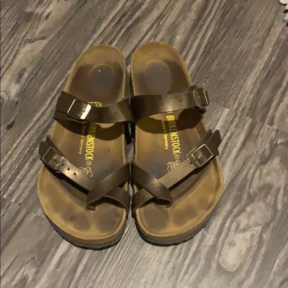 Gold/brown Birkenstock’s